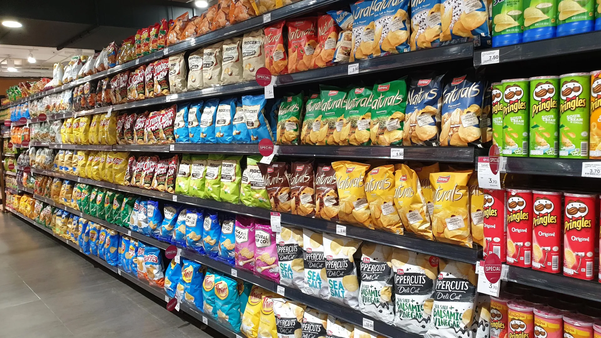 snacks-junk-food-aisle-at-grocery-store-1 Ultra-Processed Foods Fuel a Health Crisis
